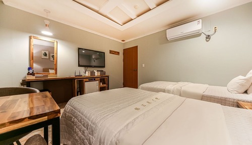 Room (Twin)