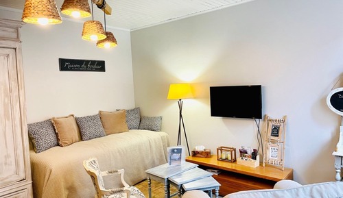 Family House / Superior Suite with Double to Triple Accommodation and Dining Area.