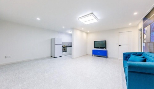 Room (C102)