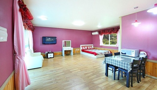 Room (Sun)