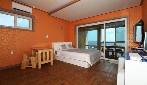 Room (501)