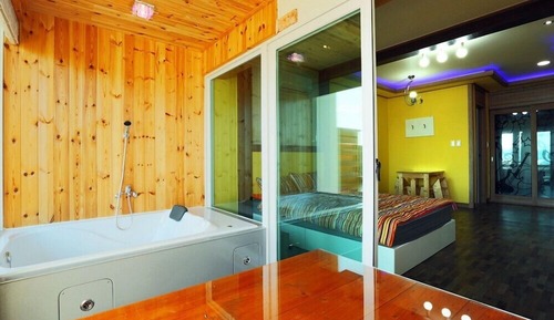 Room (102)
