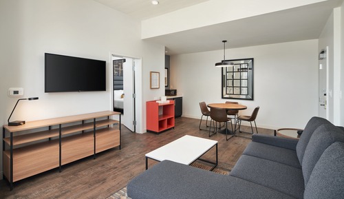 Suite, 1 King Bed, Accessible, Balcony (Communications)