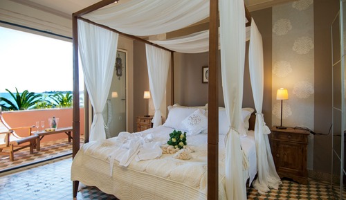 Three-Bedroom Beachfront View Suite