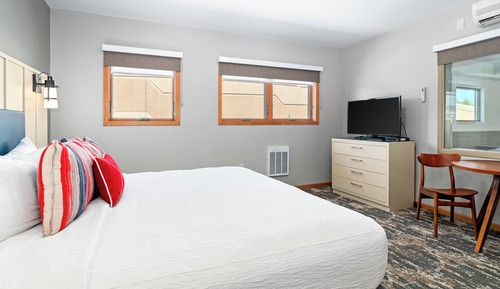 Standard Room, 1 Queen Bed (Non Lake View)