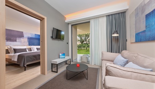 Premium Garden Suite with terrace park side