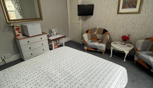 Room 5 - Double En-suite Hillview Room