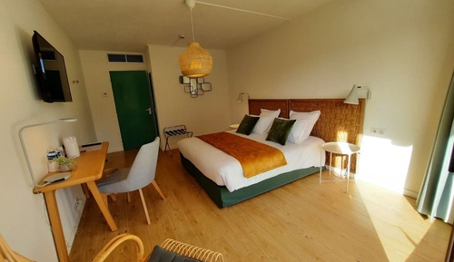 Room, Lake View