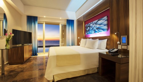 Altitude Junior Suite Swimout Ocean Front King