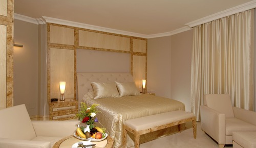 Corner Deluxe Room