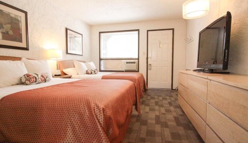 Studio, 2 Queen Beds, Kitchenette, Ground Floor (Pet Friendly)