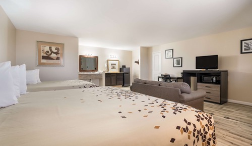 Suite, Non Smoking (2 King Beds)