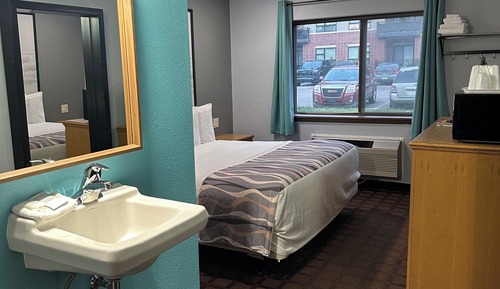 Basic Room, 1 King Bed