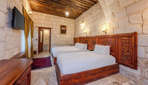 Deluxe Triple Cave Suite
