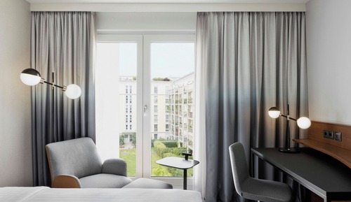 Superior Room, 1 King Bed, Courtyard View