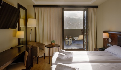 Standard Double or Twin Room, Mountain View (3 Adults)