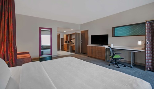 Deluxe Studio, 1 King Bed, Accessible, Bathtub