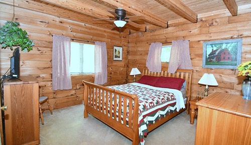 House, Multiple Beds (Lazy Bear Retreat - Classic Cabin! )