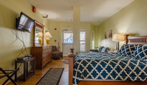 Room 6: Queen bed, full pullout,private bath