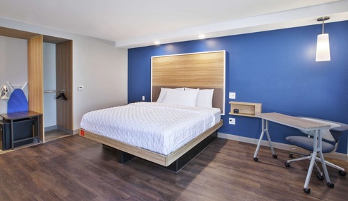 Room, 1 King Bed, Accessible (Hearing, Roll-in Shower)