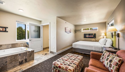 King Room with Jetted Tub (Pet Friendly)