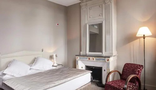 Comfort Room, 1 Queen Bed, Courtyard View