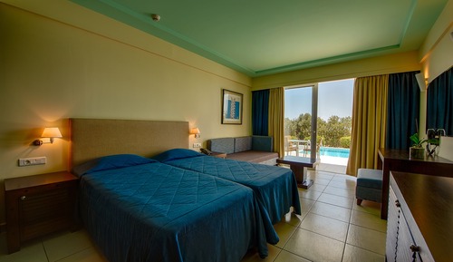 Deluxe Twin Room Swim-Up Side Sea View