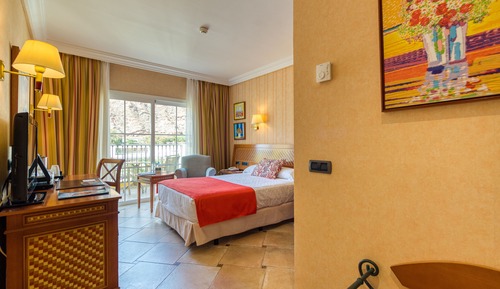 Family Room (2 Adults + 2 Children)