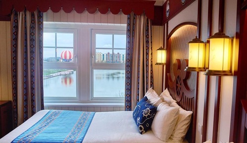 Compass Club Room - Lake View