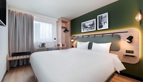 Standard Room, 1 Queen Bed