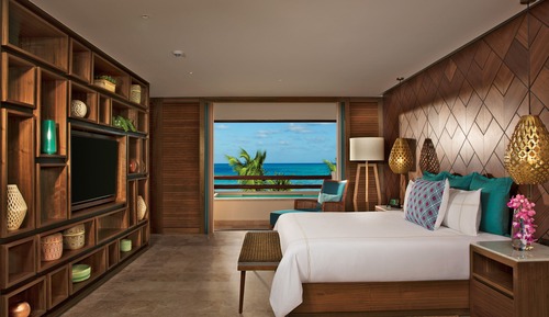 Preferred Club Honeymoon Suite King