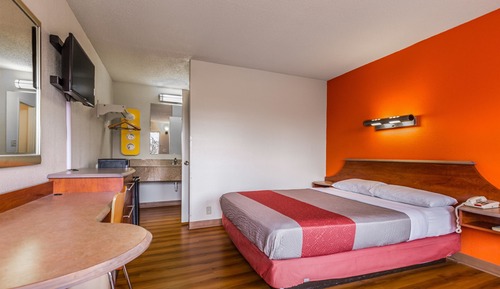 Deluxe Room, 1 Queen Bed, Non Smoking, Refrigerator & Microwave