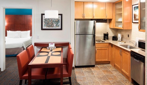 Suite, 2 Bedrooms (Mobility/Hearing Access, Roll-In Shwr)