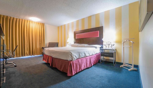 Deluxe Suite, 1 King Bed, Poolside