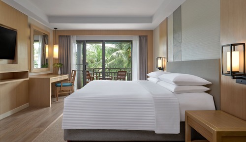 Room, 1 King Bed, Non Smoking, Pool View (Guest Room)