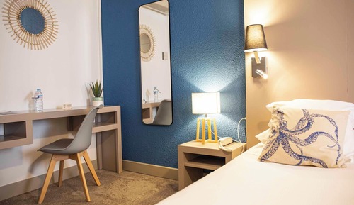 Comfort Room, port side