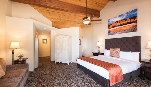 Standard Room, 1 King Bed, Kitchen, Lake View