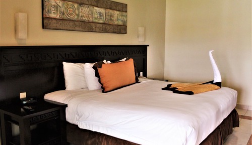 Suite, 1 King Bed, Jetted Tub (Emerald)