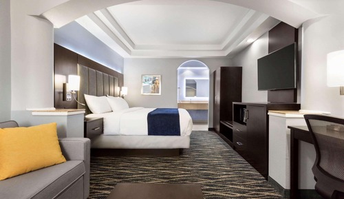 1 King Bed Suite, Non-Smoking