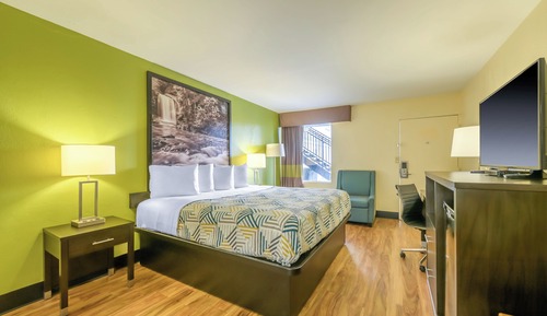 Deluxe Room, 1 Queen Bed, Non Smoking, Refrigerator & Microwave
