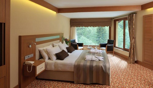 Honeymoon Suite
