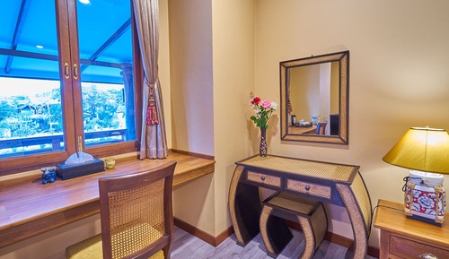 Deluxe Room, 1 King Bed, Garden View, Garden Area