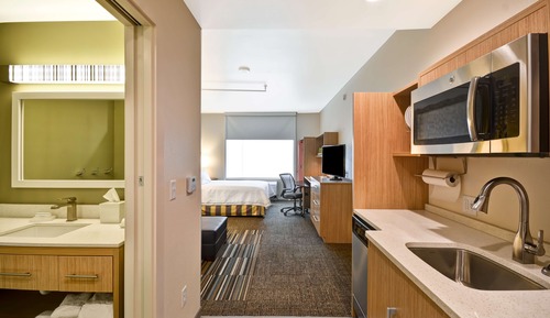 Studio, 1 Queen Bed, Accessible (Roll-in Shower)