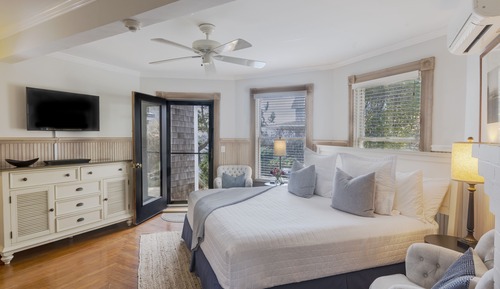 Deluxe Studio Suite, 1 King Bed, Patio, Sea Facing