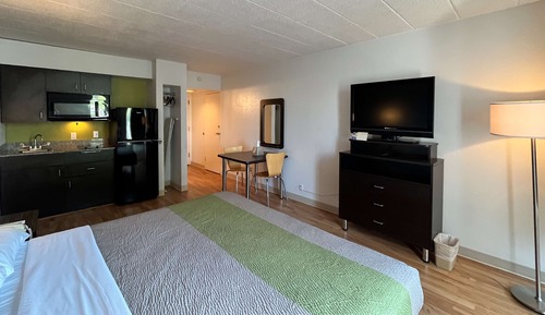 Standard Room, 1 King Bed, Smoking, Kitchen