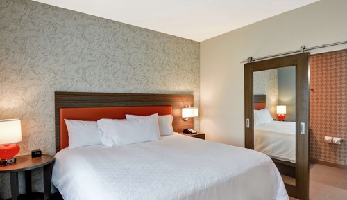 Suite, 1 King Bed, Accessible, Bathtub