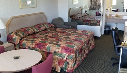Standard Single Room, 1 King Bed, Smoking, Refrigerator & Microwave