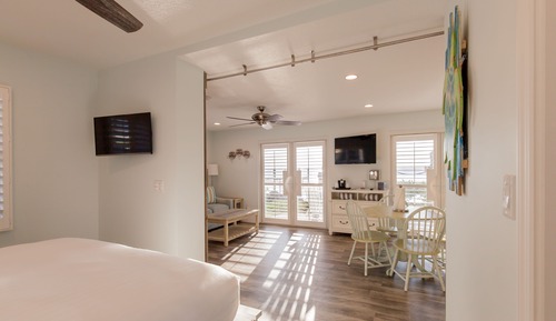 Single Queen Mini-Suite