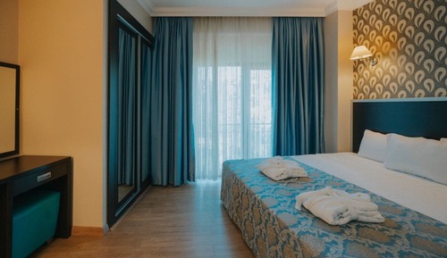 Junior Suite, 1 King Bed with Sofa bed, Private Bathroom, Garden View