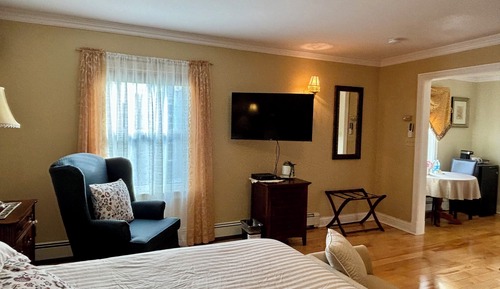 Deluxe Suite, 1 King Bed, Partial Sea View